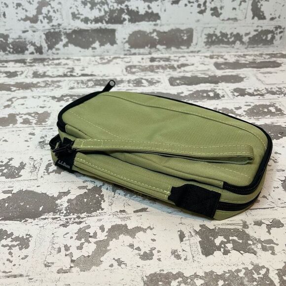 L.L. Bean | green travel wallet with strap - Picture 1 of 10
